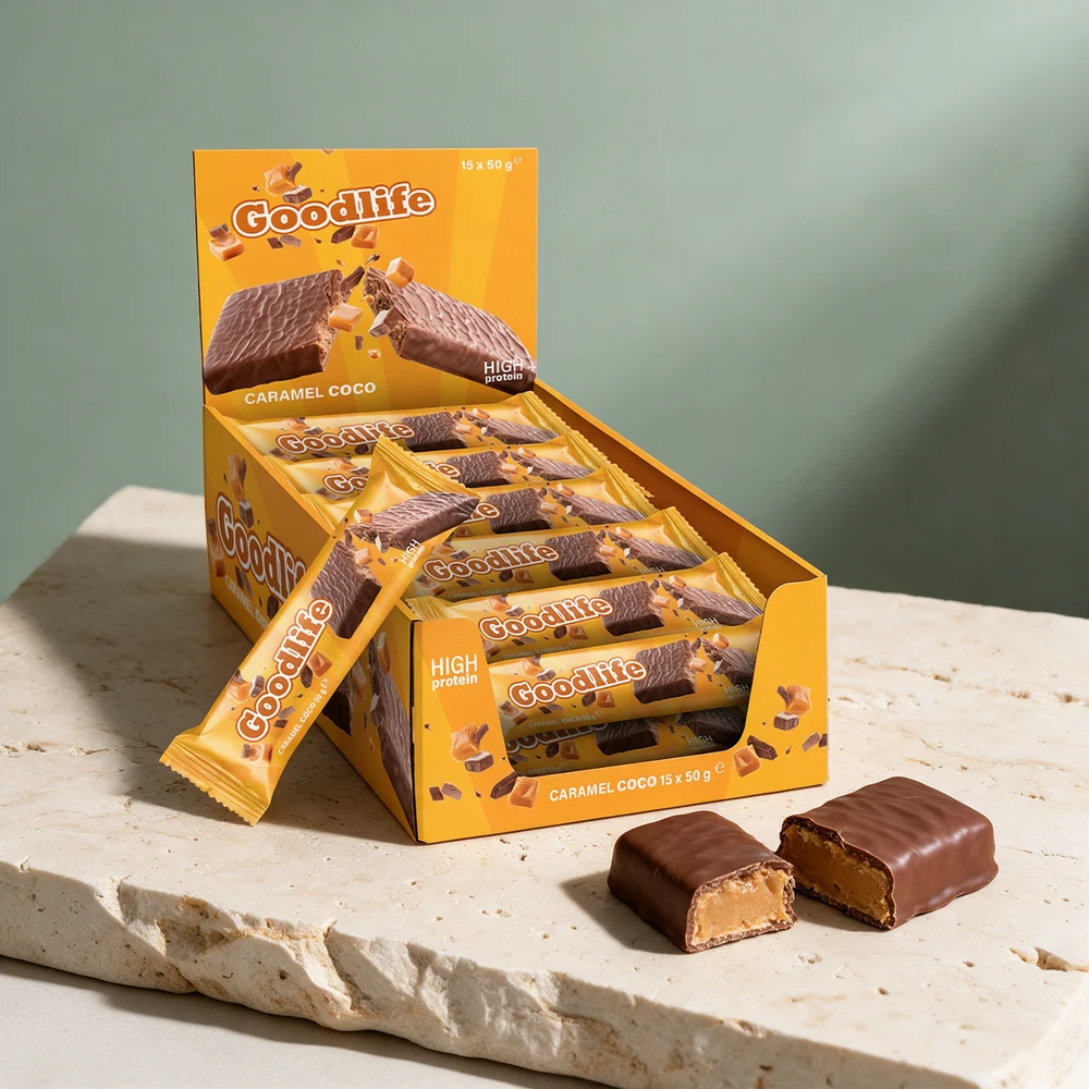 Goodlife Proteinbar Caramel Coco i eske, én bar i omslag og en delt bar med karamellkjerne under melkesjokolade