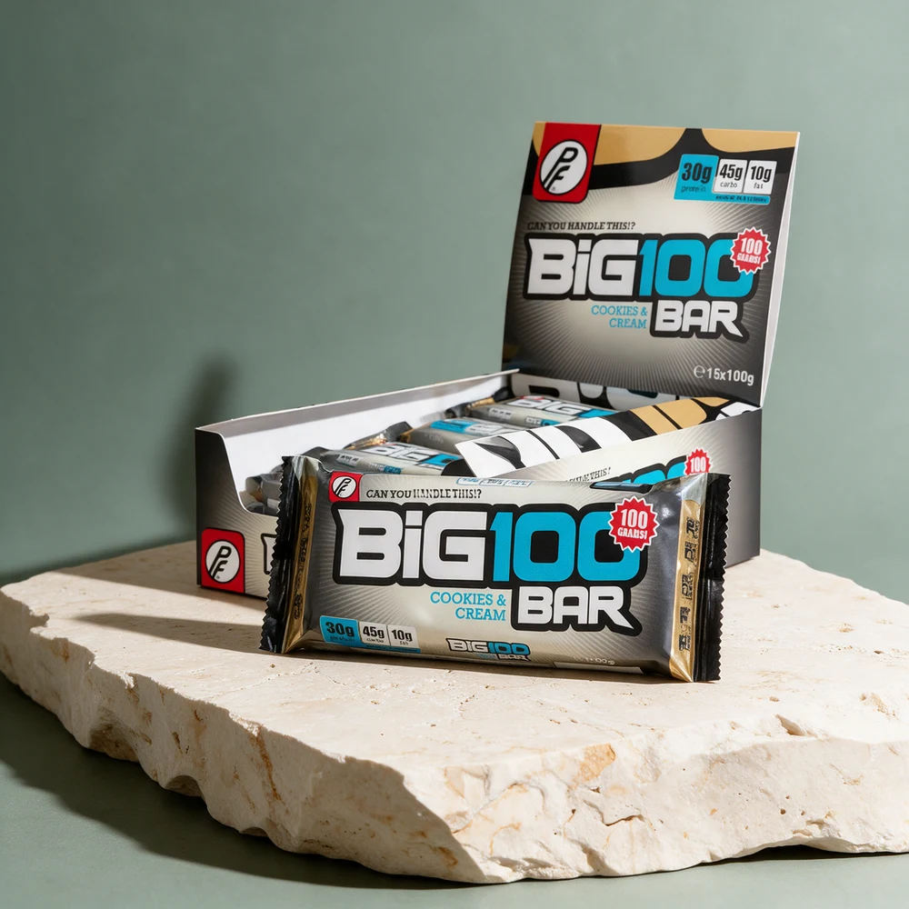 Proteinfabrikken Big 100 Bar Cookies & Cream i eske og en hel bar i omslag foran