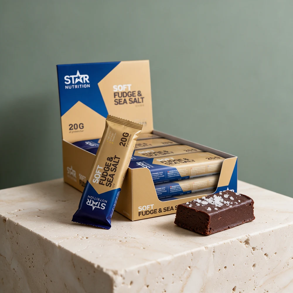 Star Nutrition Protein Bar Soft Fudge & Sea Salt i eske, én bar i omslag og en utpakket bar med saltkorn på toppen