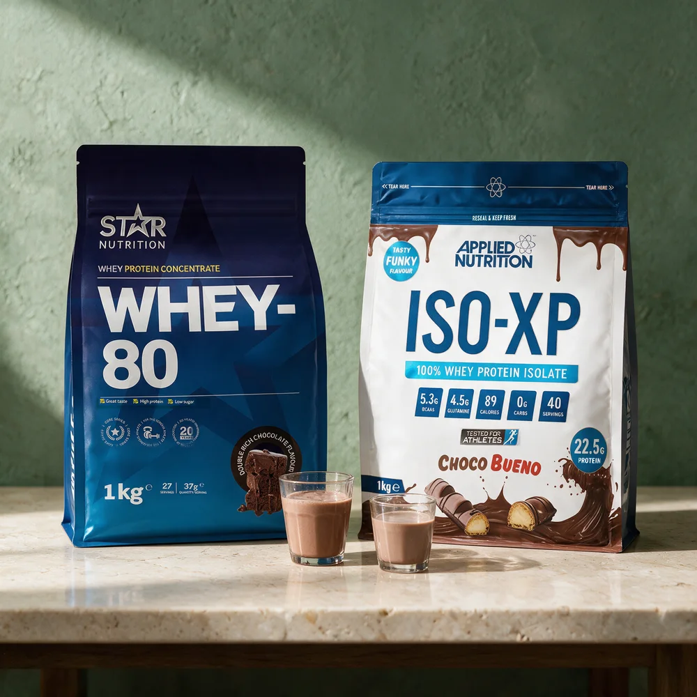 Star Nutrition Whey-80 Double Rich Chocolate, blå pose, og Applied Nutrition ISO-XP Choco Bueno, hvit og blå pose