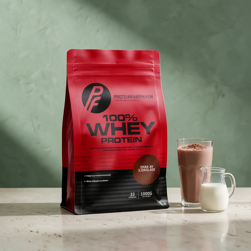 Proteinfabrikken 100 % Whey Protein «Smak av sjokolade», rød og svart pose på 1000 g merket «33 servering»