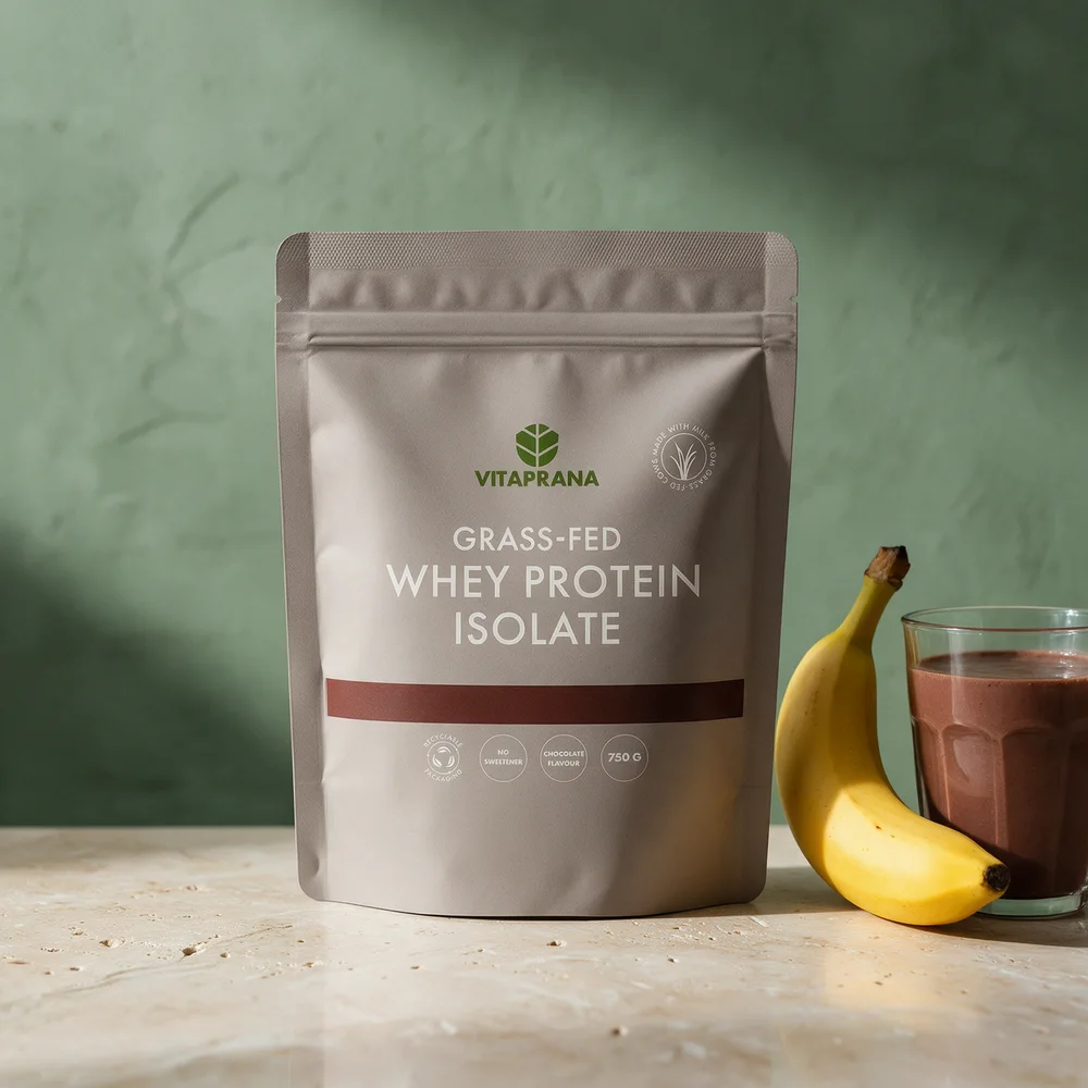 Vitaprana Grass-fed Whey Protein Isolate, gråbrun pose på 750 gram merket «No sweetener» og «Chocolate flavour»