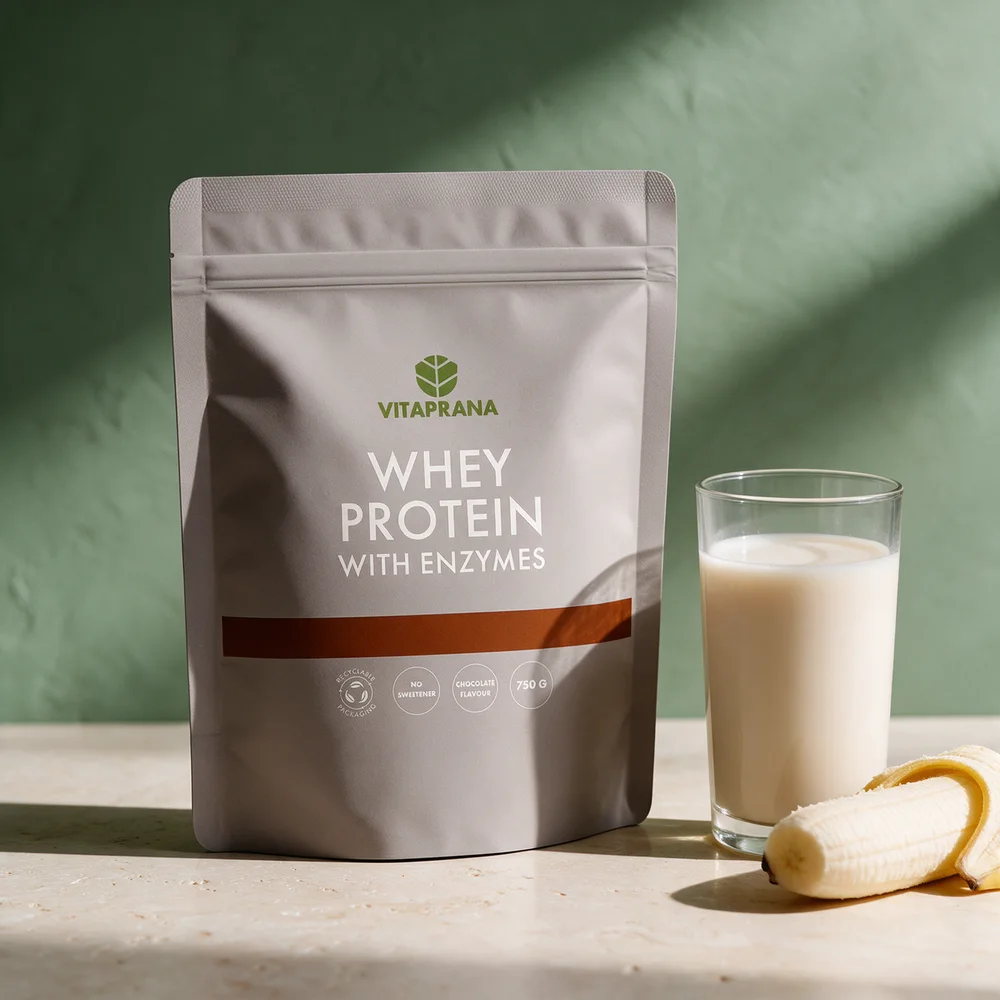Vitaprana Whey Protein with enzymes, gråbrun pose på 750 gram merket «No sweetener» og «Chocolate flavour»