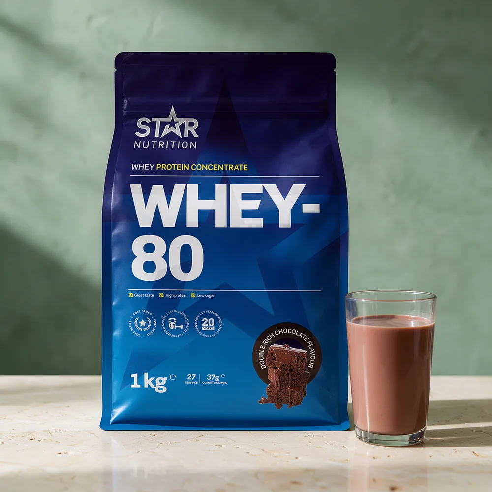 Star Nutrition Whey-80 Double Rich Chocolate, blå pose på 1 kg merket «27 servings» og «37 g quantity/serving»