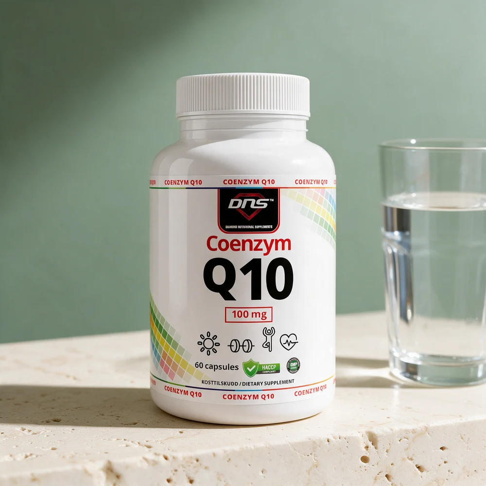 DNS Coenzym Q10, hvit boks med 60 kapsler, ved et glass vann