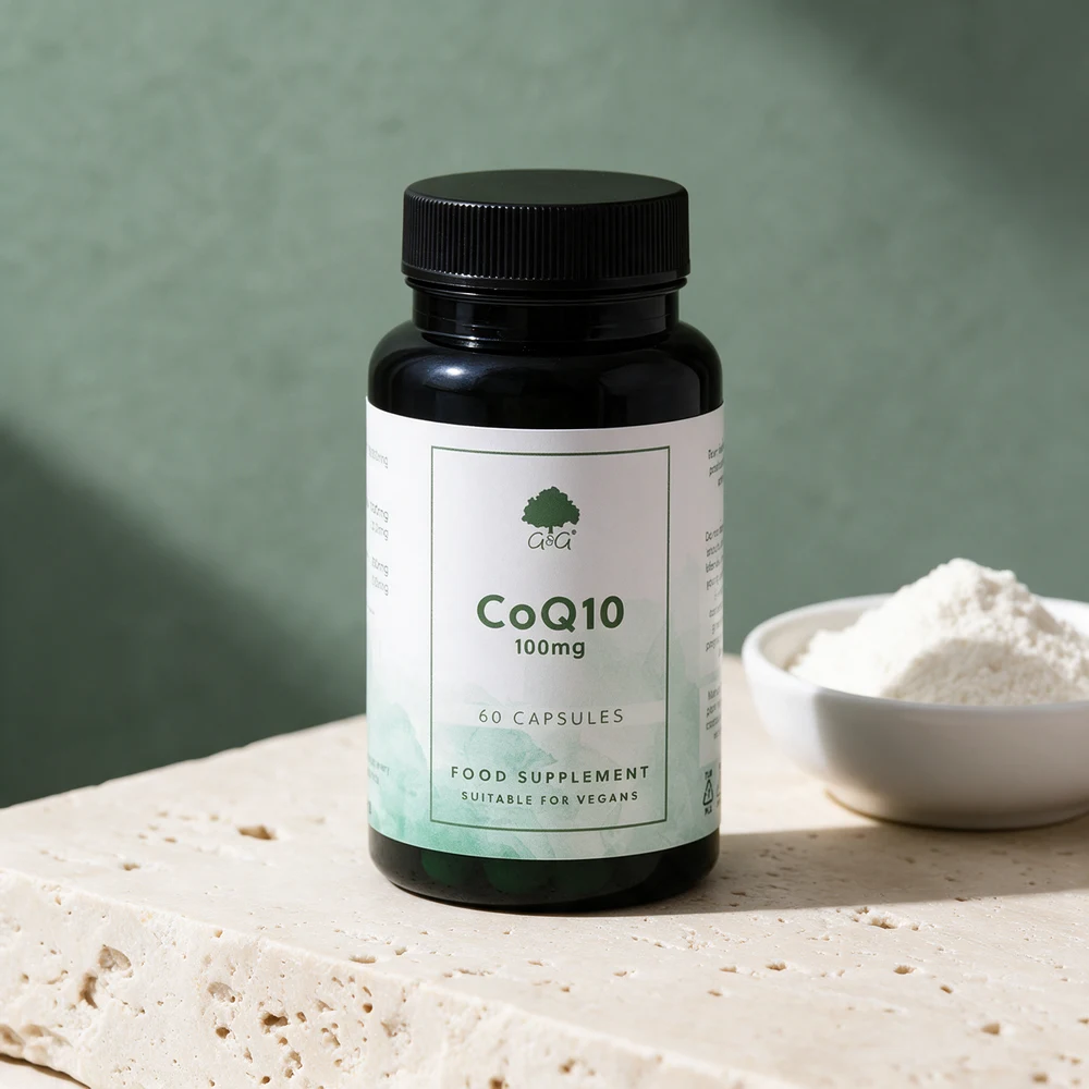 G&G Vitamins CoQ10 i mørk boks, hvit etikett, ved en skål rismel