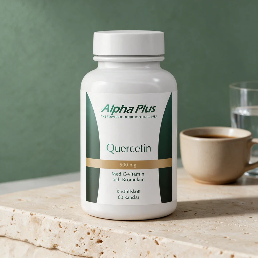 Alpha Plus Quercetin 500 mg med C-vitamin og bromelain i hvit boks med mørkegrønne sidefelt, 60 kapsler