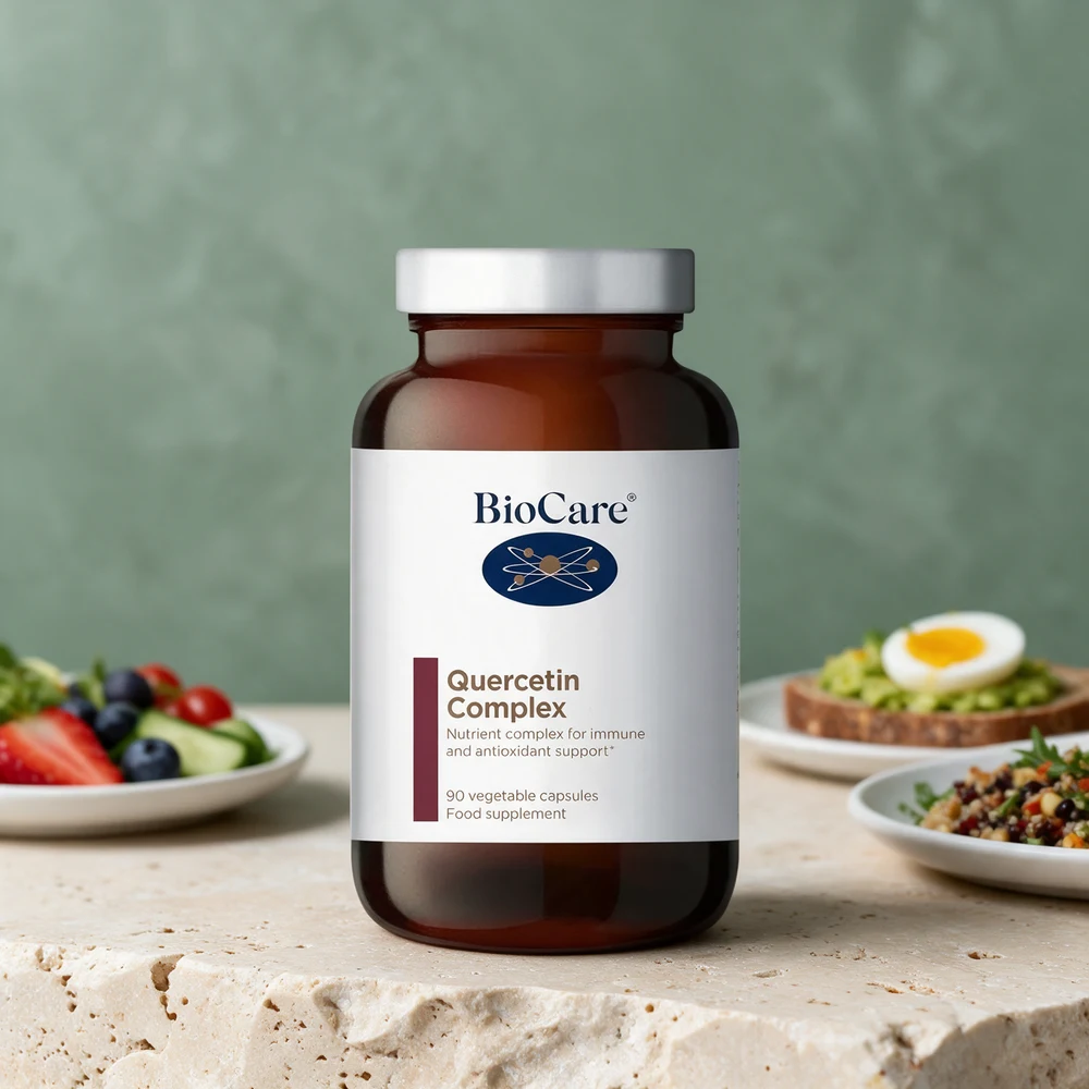 BioCare Quercetin Complex i brun glassboks med sølvfarget lokk og hvit etikett, 90 kapsler