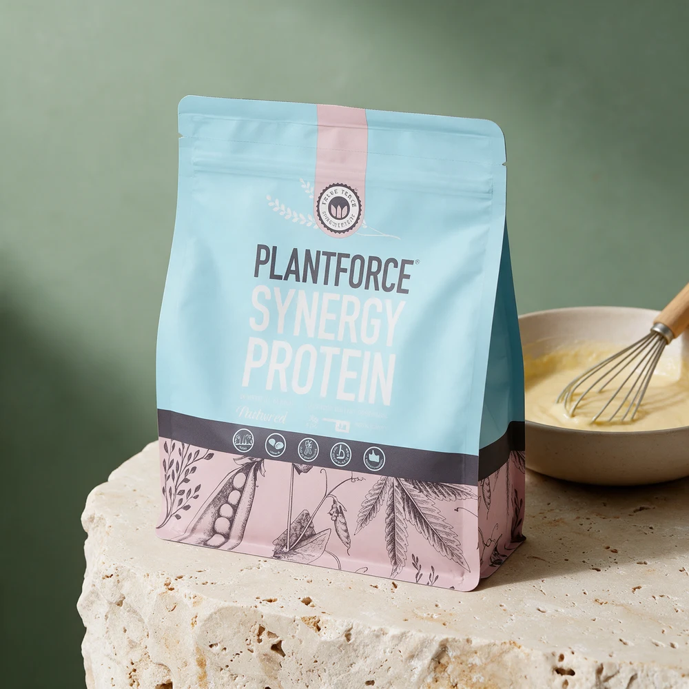 Plantforce Synergy Protein Naturell 800 g ved en bolle pannekakerøre
