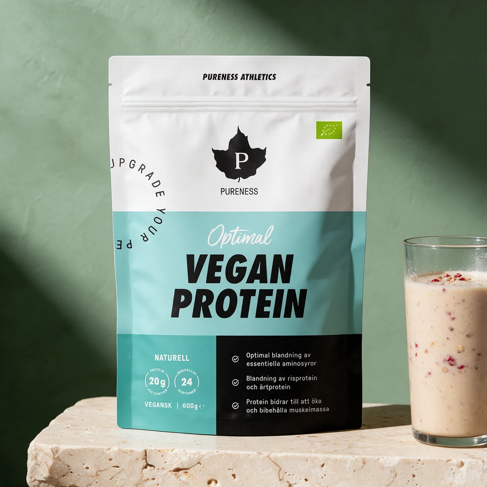Pureness Athletics Optimal Eko Vegansk Protein Naturell 600 g og et høyt smoothieglass