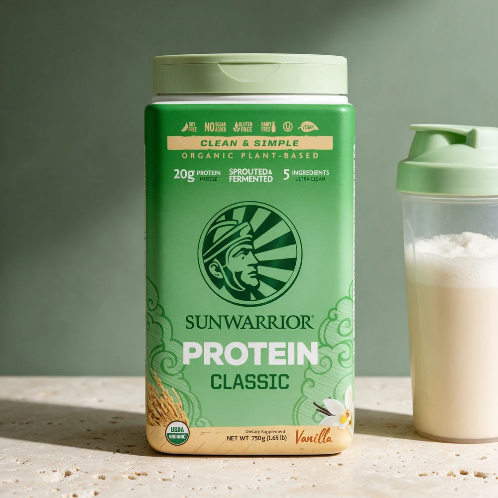 Sunwarrior Protein Classic Organic Vanilla 750 g ved en shaker med skum på toppen