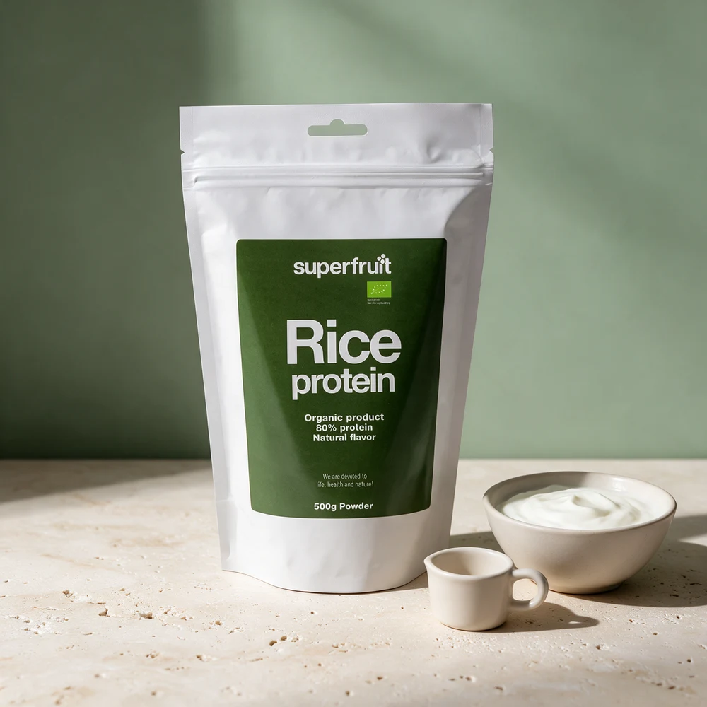 Superfruit Risprotein ØKO 500 g med et lite målebeger og en skål yoghurt