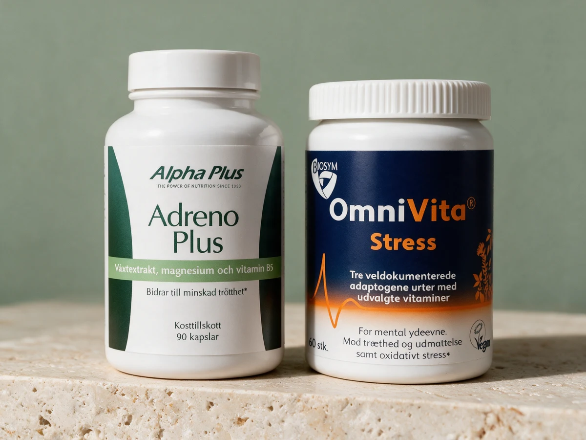 Alpha Plus Adreno Plus i hvit boks med grønne felt og Biosym OmniVita Stress i mørkeblå og oransje boks, to blandinger med oppgitte schisandriner
