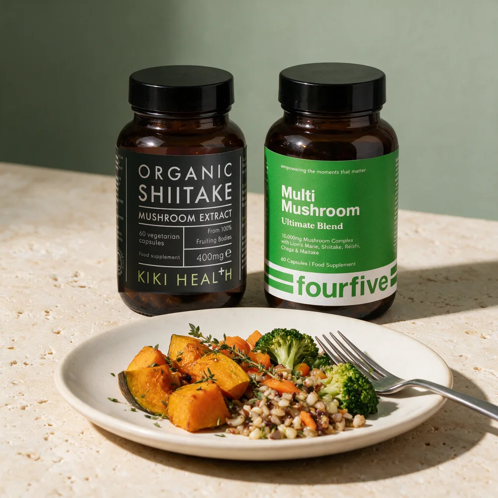 Kiki Health Organic Shiitake Mushroom Extract og fourfive Multi Mushroom, de to boksene som skal tas sammen med mat