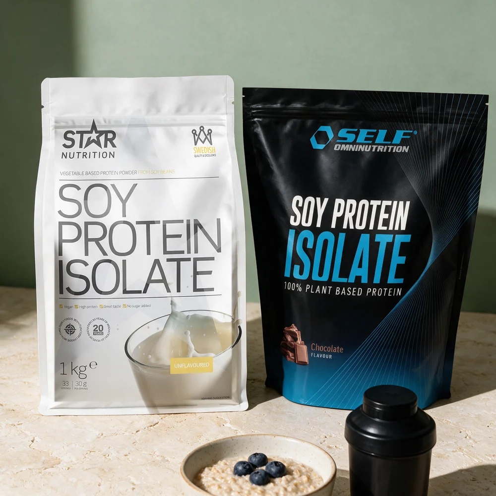 Star Nutrition Soyaproteinisolat og Self Omninutrition Soya Protein ved en skål havregrøt og en shaker
