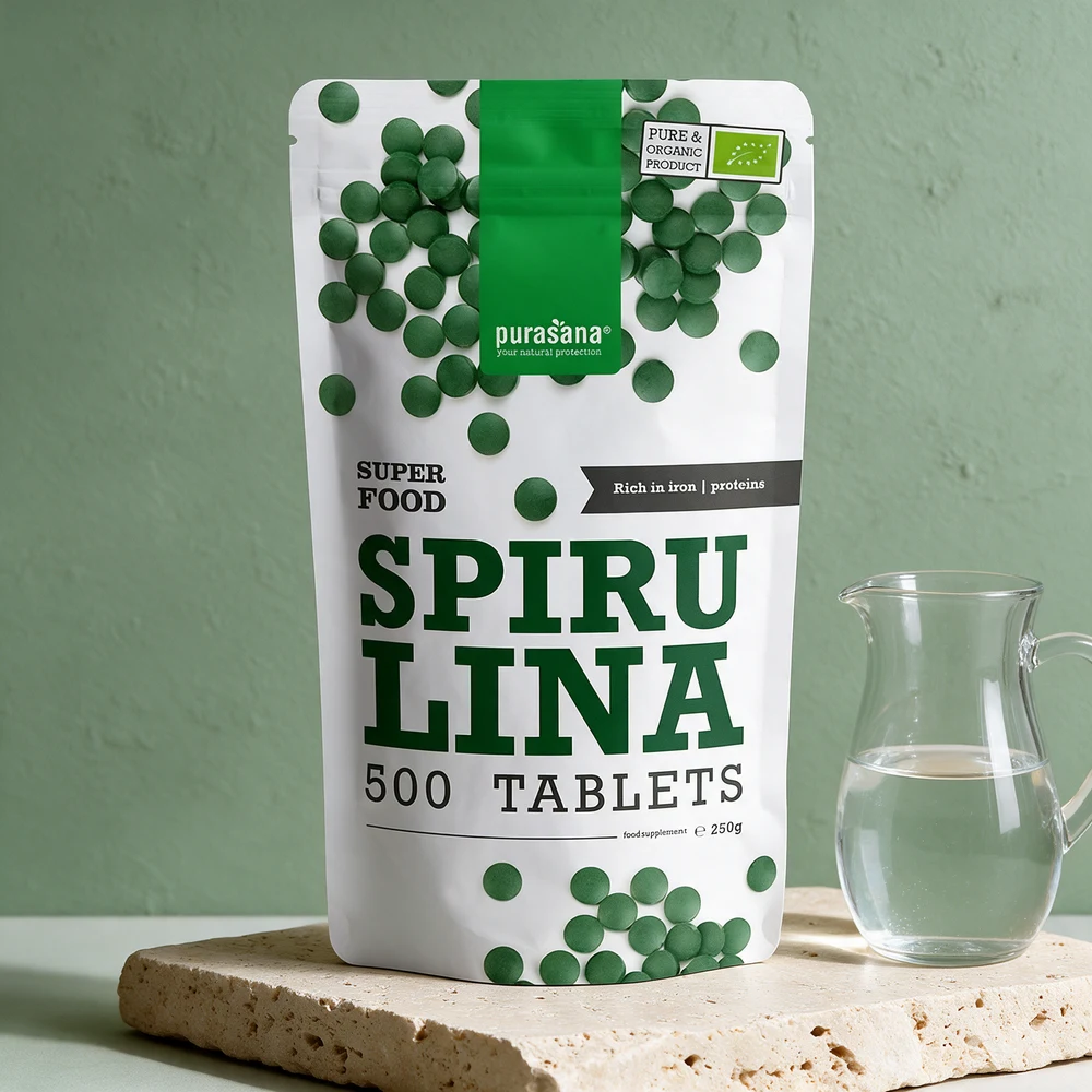 Purasana Spirulina, pose med 500 økologiske tabletter og en mugge vann