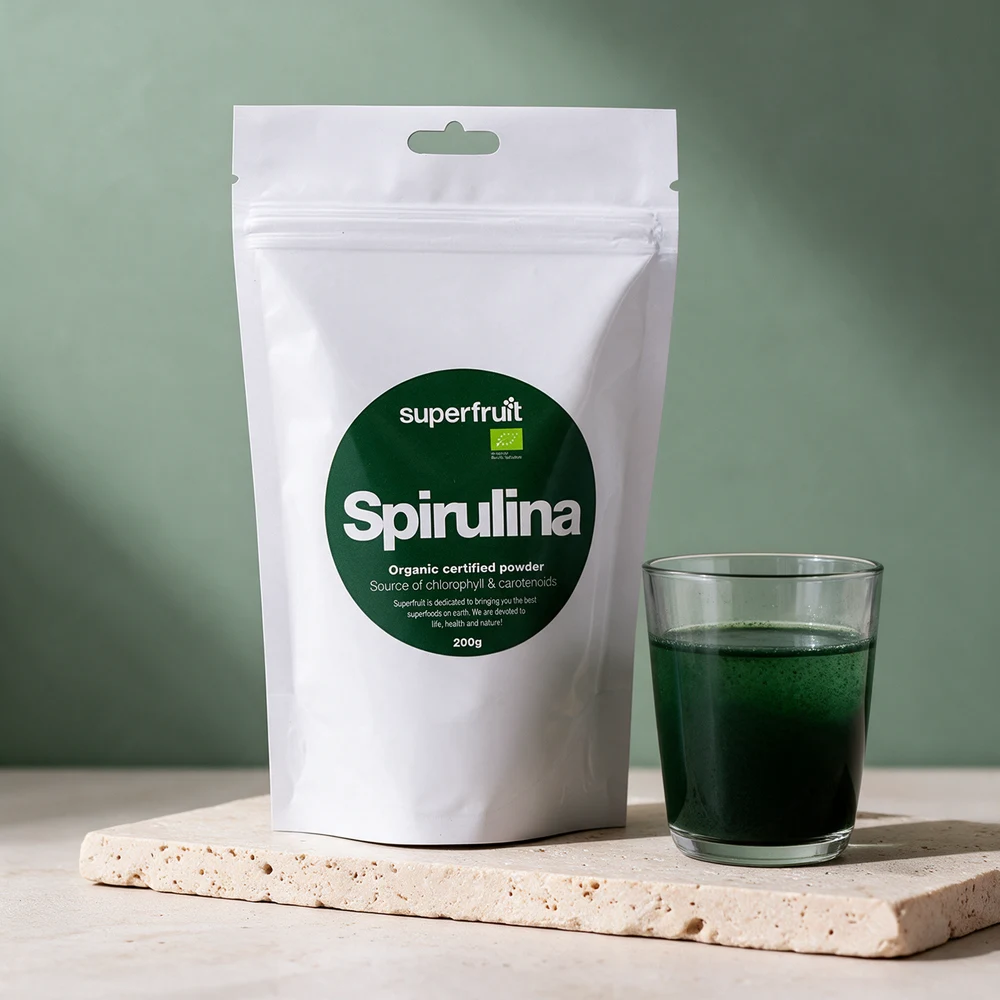 Superfruit Spirulinapulver EKO, 200 g pose og pulveret rørt ut i vann