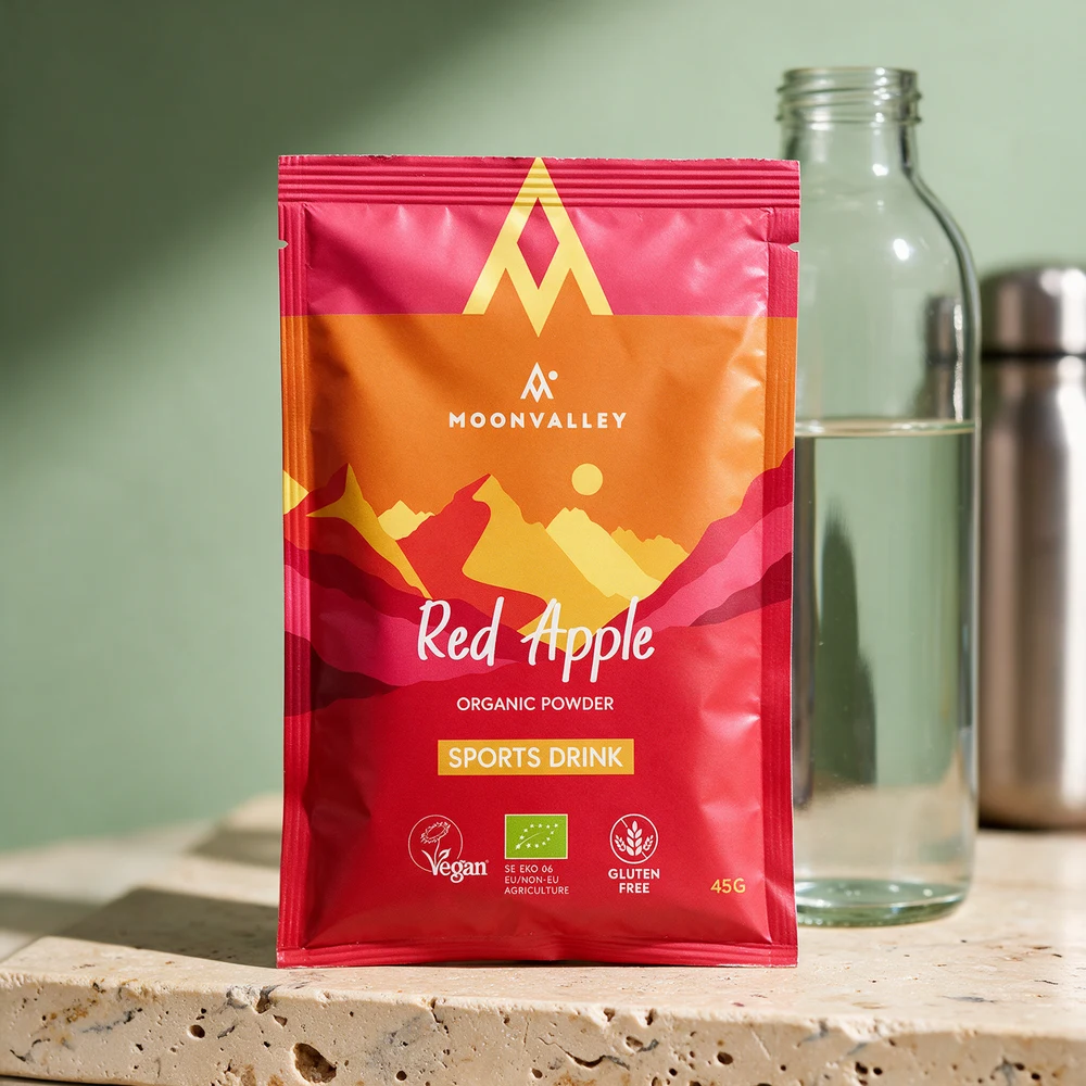 Moonvalley Organic Sports Drink Red Apple, pose på 45 gram, og en drikkeflaske med vann