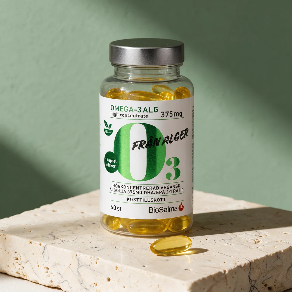 BioSalma Omega-3 av alger i klar boks med sølvlokk og grønn O3-etikett, med én gul kapsel foran på et travertinbord