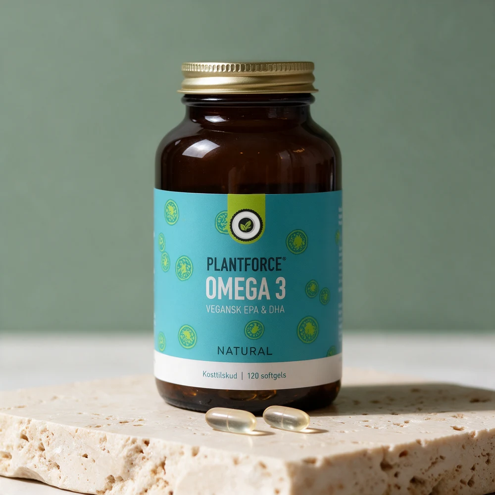 Plantforce Vegansk Omega-3 i brun glasskrukke med gullfarget lokk og turkis etikett, med to klare softgels foran på et travertinbord