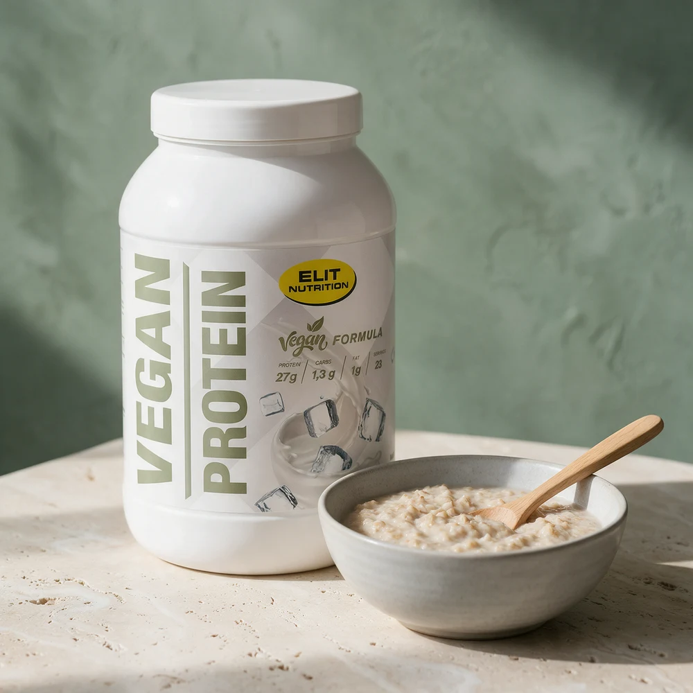 ELIT Vegan Protein i boks ved en skål havregrøt på et travertinbord