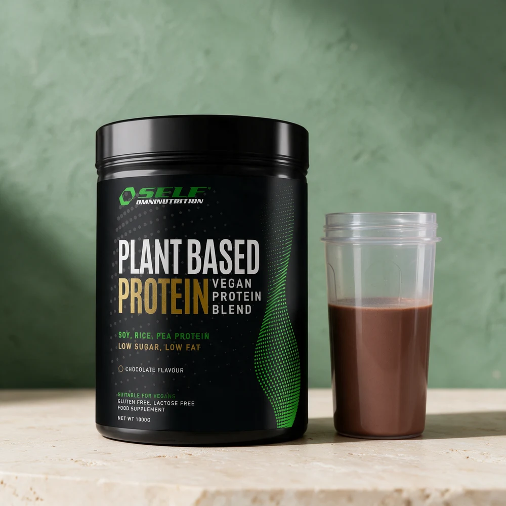 Self Omninutrition Plant Based Protein i kiloboks ved en shaker med sjokoladeshake på et travertinbord
