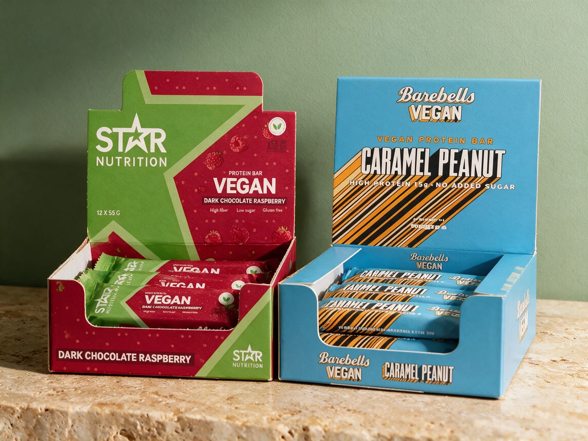 Eskene til Star Nutrition Vegan Protein Bar Dark Chocolate Raspberry og Barebells Vegan Caramel Peanut, 12 barer på 55 gram i hver