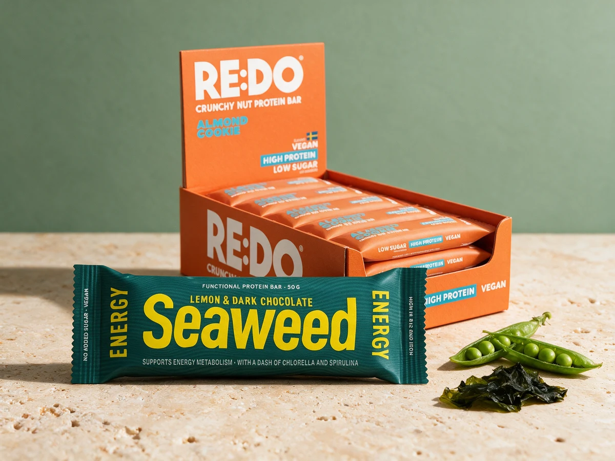 Seaweed Energy Lemon & Dark Chocolate på 50 gram foran esken til RE:DO Crunchy Nut Bar Almond Cookie