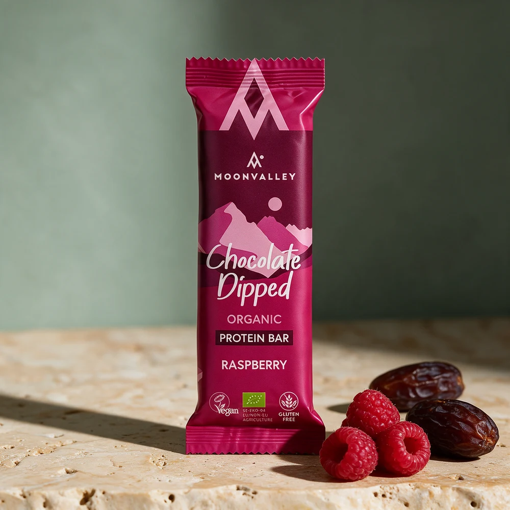 Moonvalley Chocolate Dipped Organic Protein Bar Raspberry, én bar i innpakning