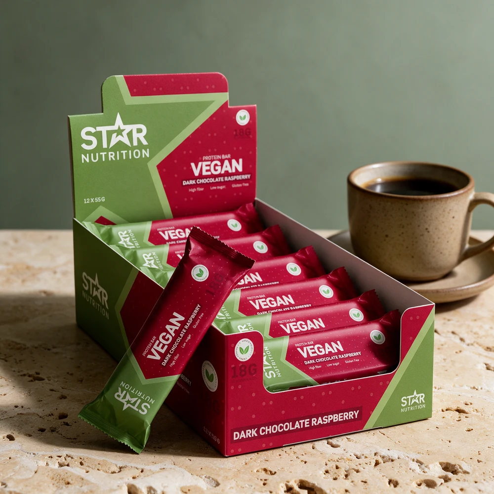 Star Nutrition Vegan Protein Bar Dark Chocolate Raspberry i eske på tolv, med én bar foran