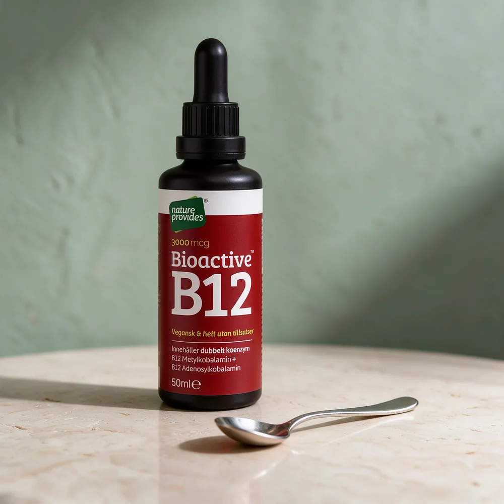 Nature Provides Bioaktiv Flytende B12 i flaske med pipette og en teskje på et travertinbord