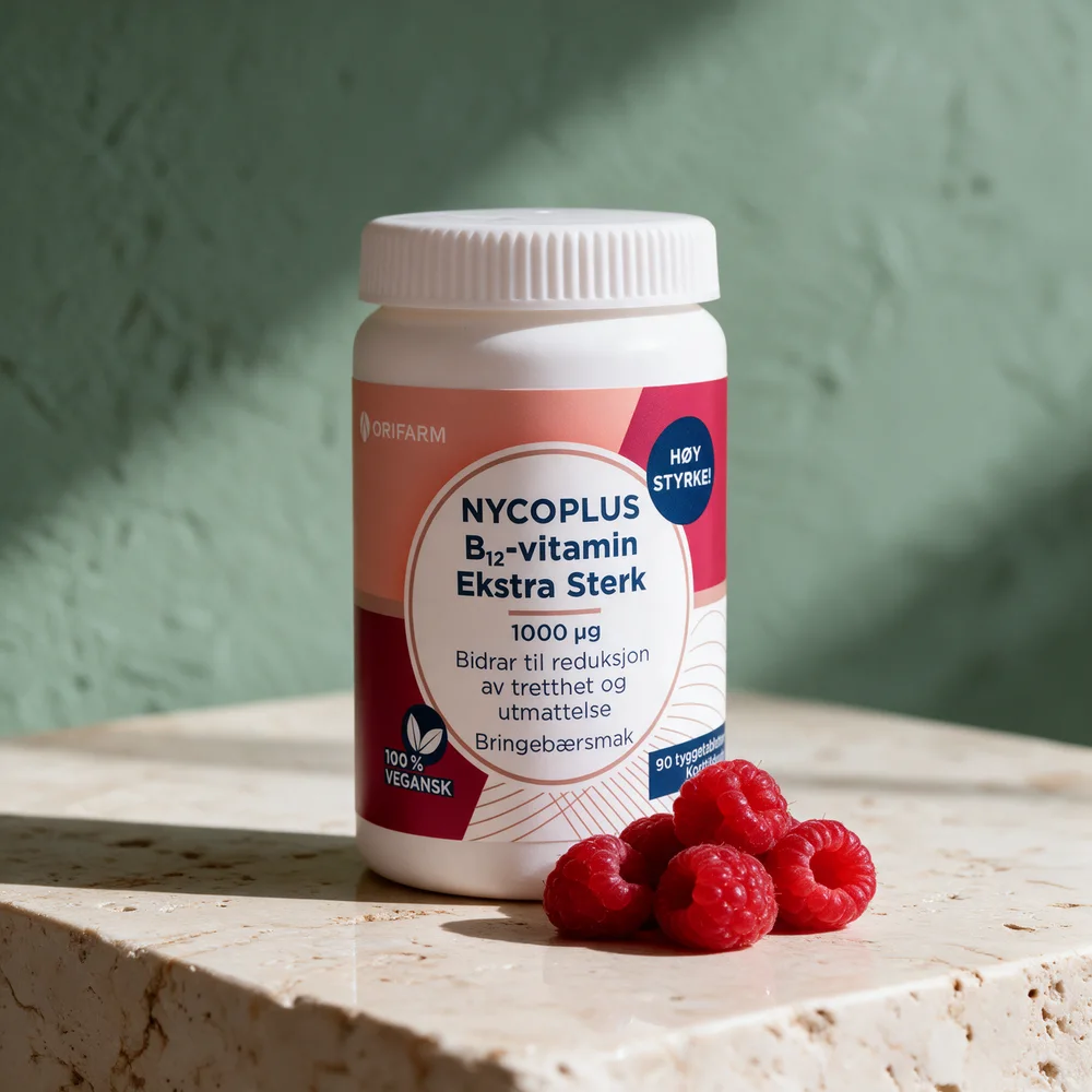 Nycoplus B12-vitamin Ekstra sterk 1000 µg i boks med tyggetabletter og friske bringebær på et travertinbord