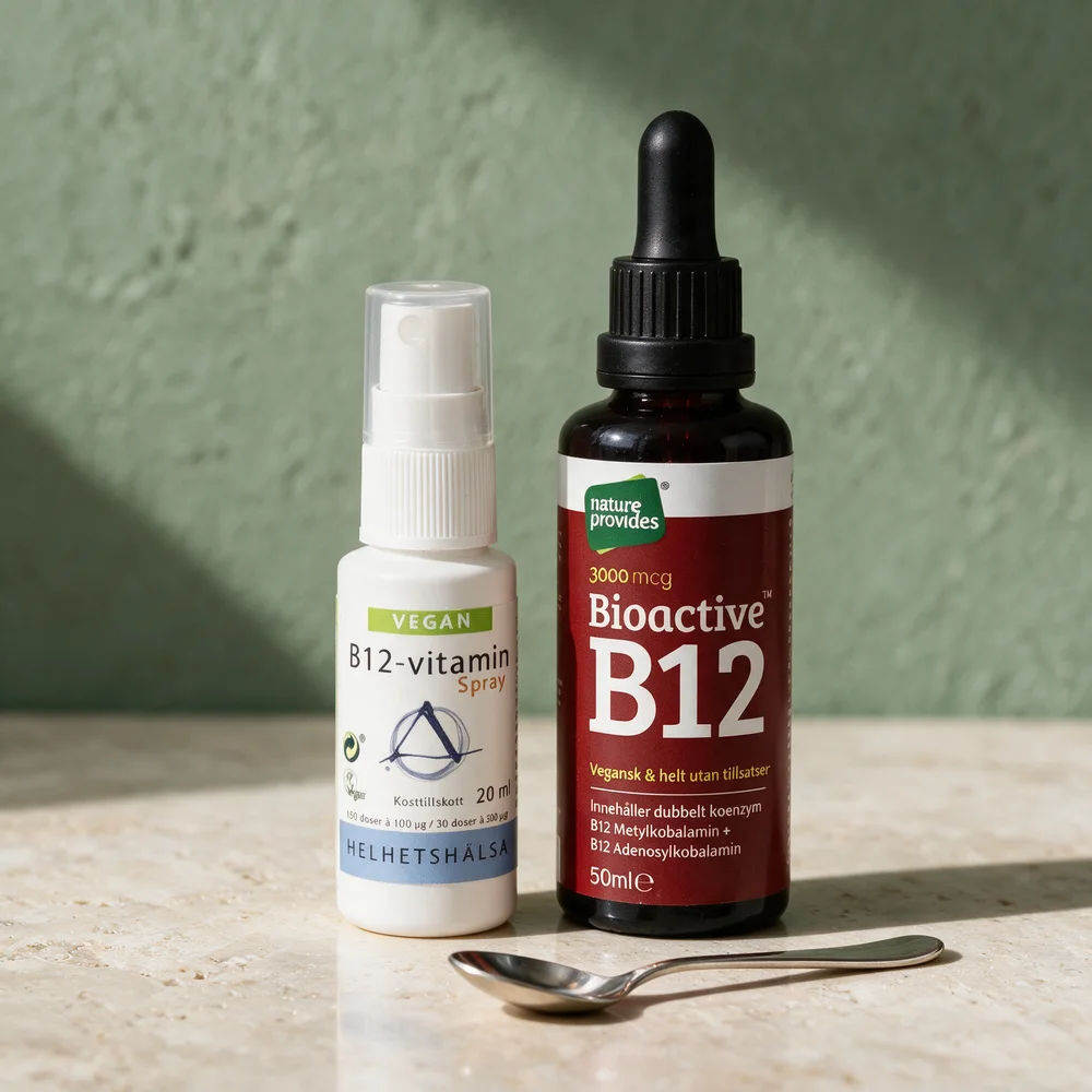 Helhetshälsa B12-vitamin spray og Nature Provides Bioaktiv Flytende B12 med en teskje på et travertinbord