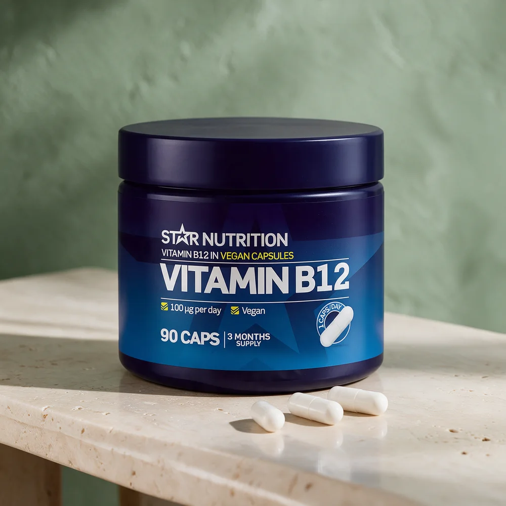 Star Nutrition Vitamin B12 i mørkeblå boks med hvite kapsler på et travertinbord
