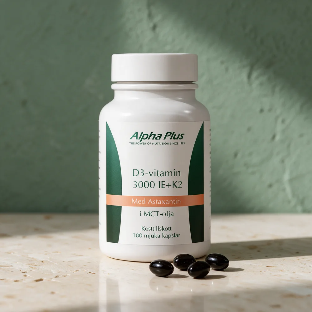 Alpha Plus D3-vitamin 3000 IE + K2 med 180 myke kapsler og fire nesten svarte kapsler foran boksen