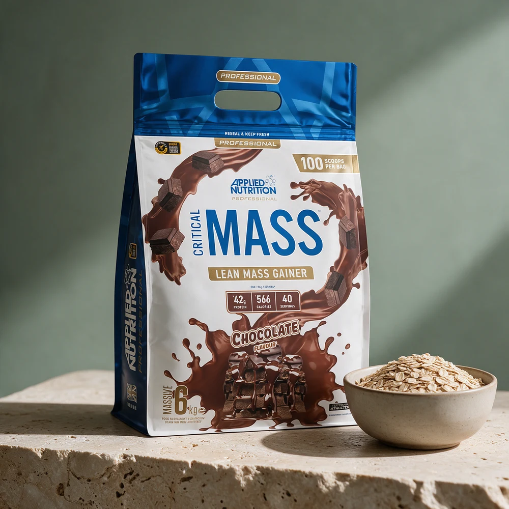 Pose med Applied Nutrition Critical Mass Chocolate og en skål havregryn på et travertinbord