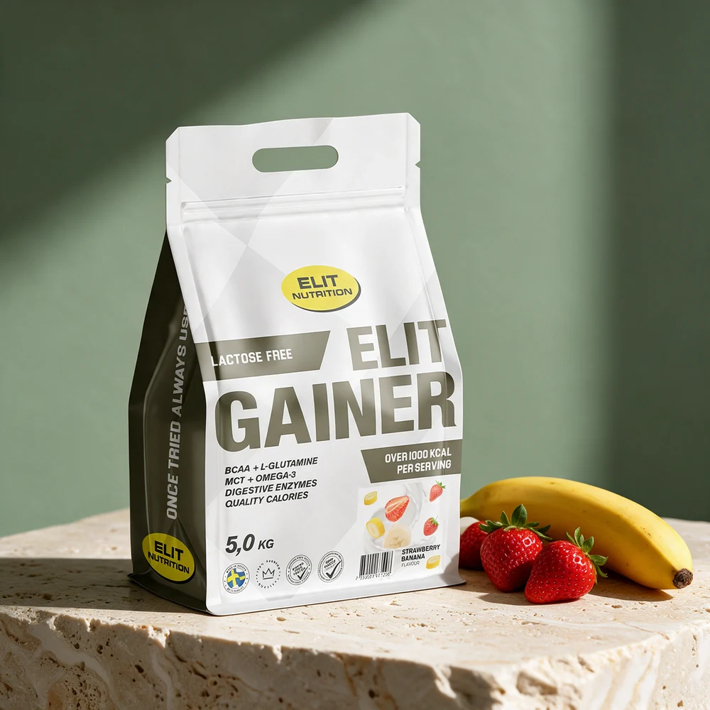 Hvit og grå pose med Elit Gainer Laktosefri Strawberry Banana, jordbær og en banan på et travertinbord