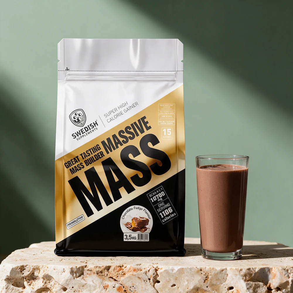 Hvit, gull og svart pose med Swedish Supplements Massive Mass Chocolate Fudge og et høyt glass sjokoladeshake på et travertinbord