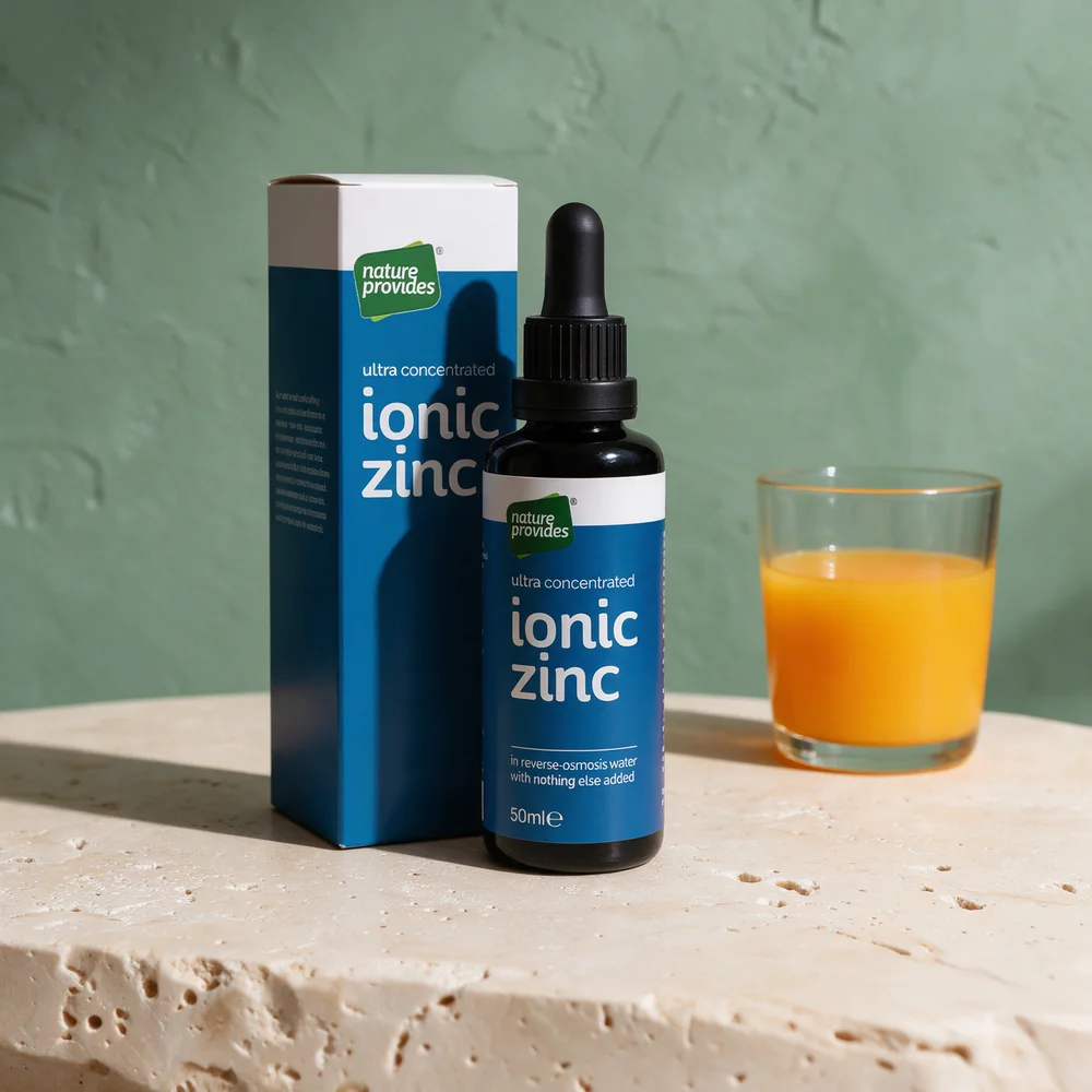 Nature Provides ultra concentrated ionic zinc, 50 ml dråpeflaske med pipette, ved siden av esken og et glass juice