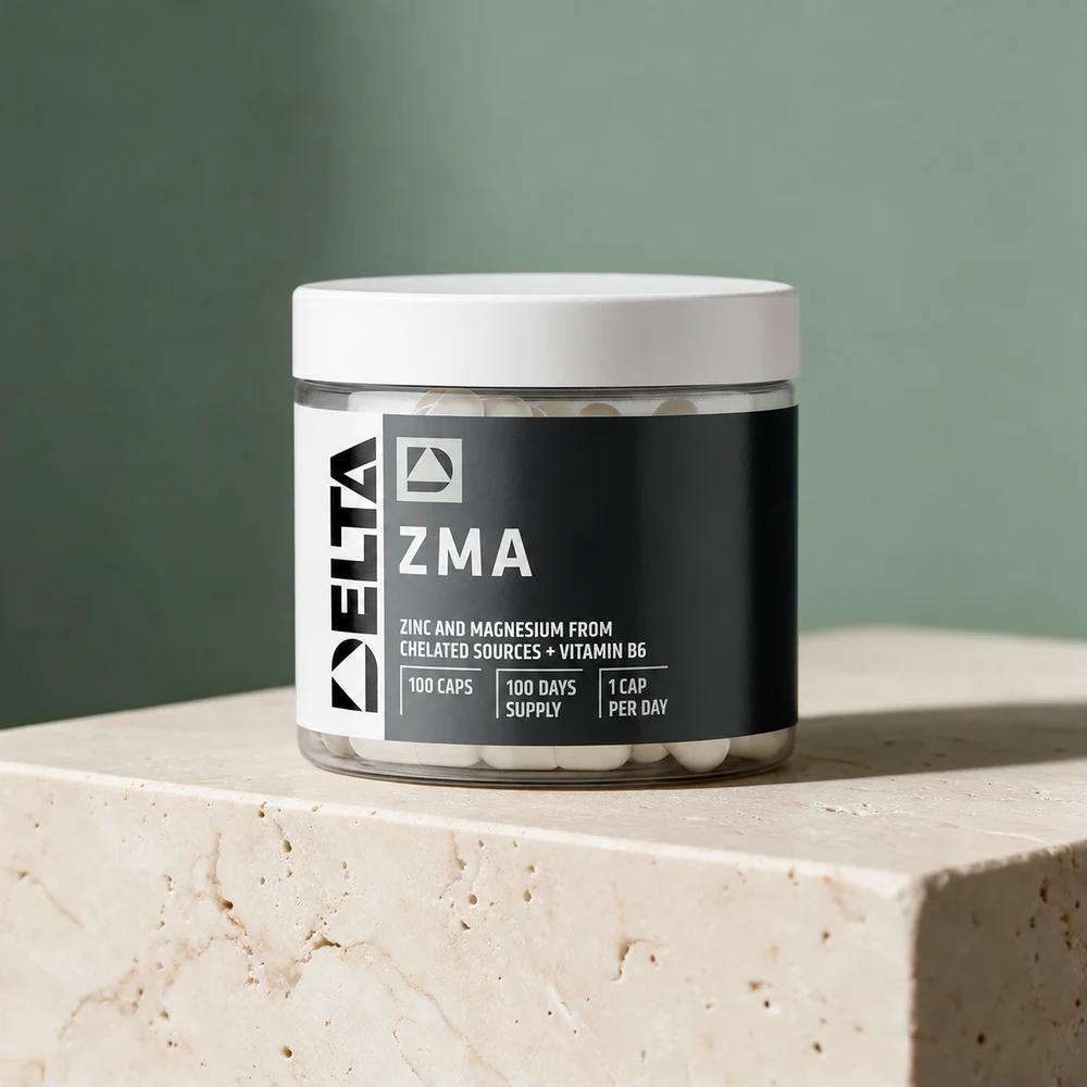 Delta Nutrition ZMA i gjennomsiktig boks med hvitt lokk og svart etikett merket 100 caps