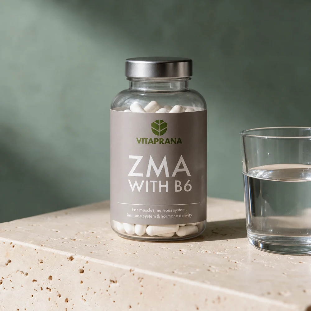 Vitaprana ZMA with B6 i gjennomsiktig boks med sølvlokk og grå etikett ved et glass vann